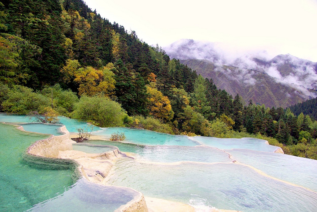 Wuthering waves huanglong wuming bay. Национальный парк Хуанлун. Долина Хуанлун Китай. Заповедник Хуанлун (желтый дракон). Травертиновые террасы Долины Хуанлун.