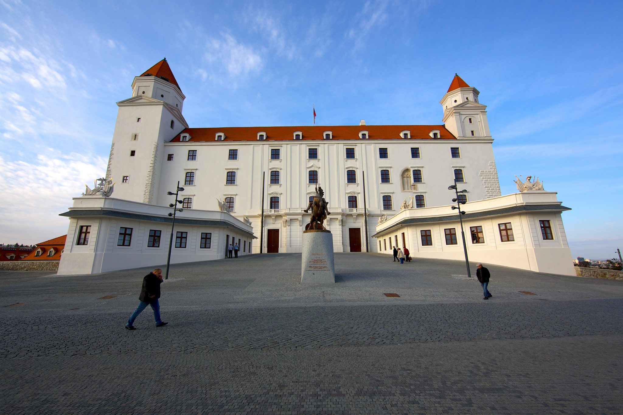 Visit the castle. Братиславский град Словакия. Братислава замок град. Братислава Братиславский замок. Словакия Братислава достопримечания.