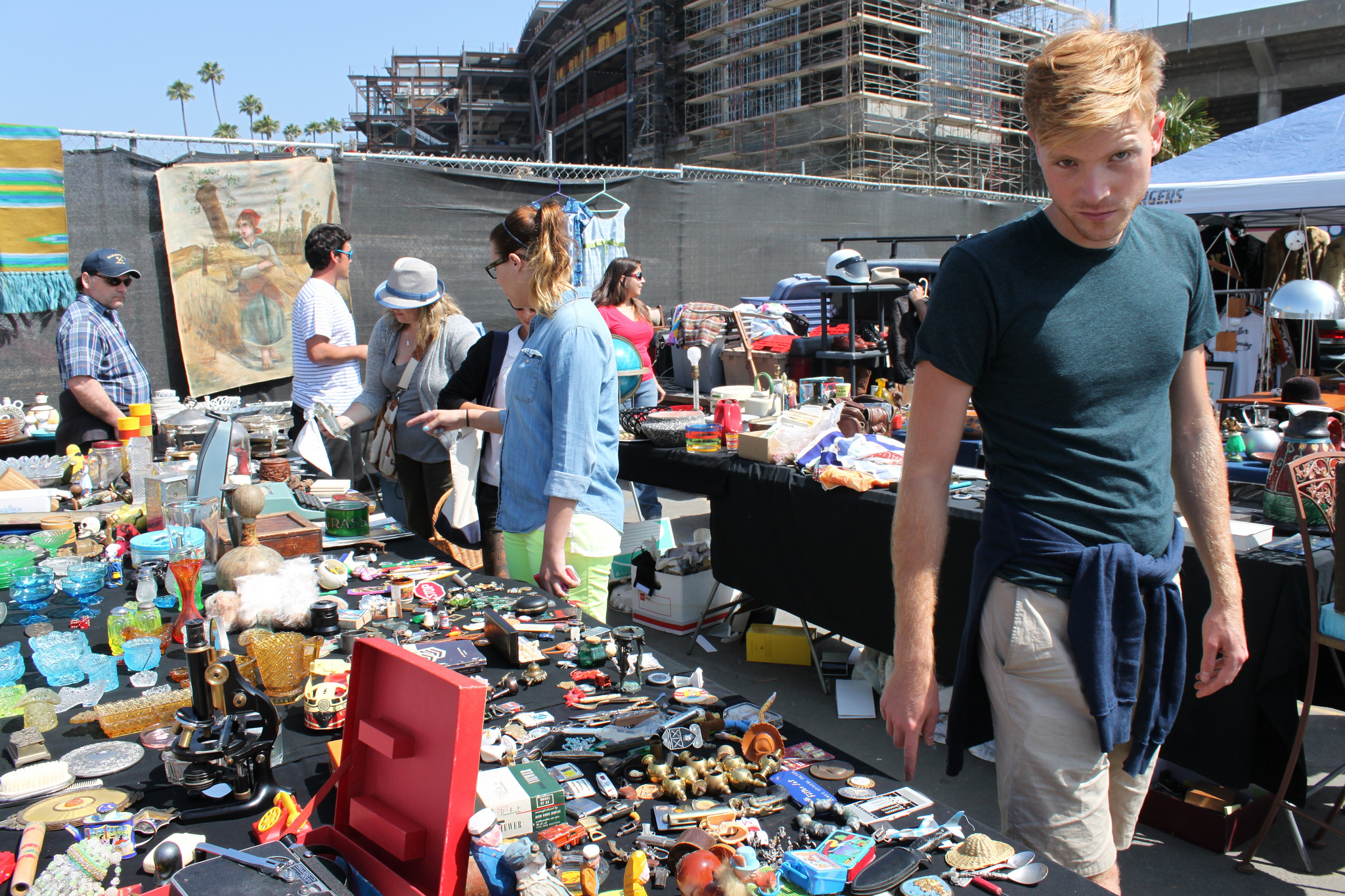 Блошиный рынок самара. Los sapos Flea Market. Украшения на блошином рынке. Люди на блошином рынке. Продавец на блошином рынке.