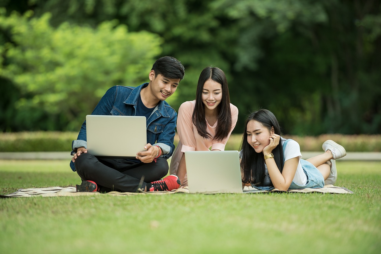 Study well. Современный студент. Ноутбук на природе. Девушка с ноутбуком на природе. Человек с ноутбуком в парке.