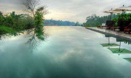 9 Breathtaking Infinity Pools Around the World