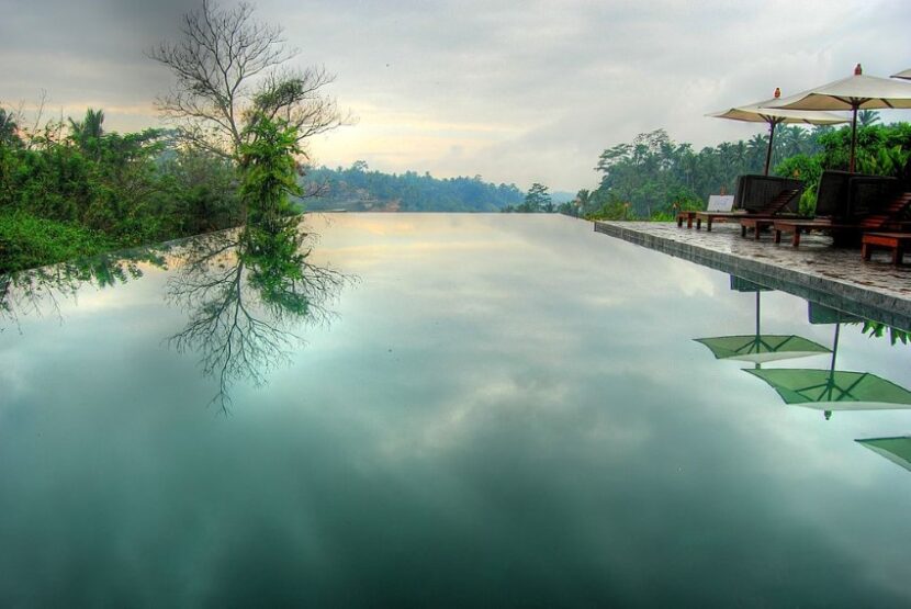 9 Breathtaking Infinity Pools Around the World